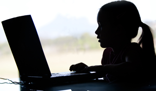 kid using a computer - ID 40163043 | Internet © Wallky | Dreamstime.com